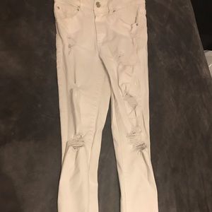 White de-stressed jeans
